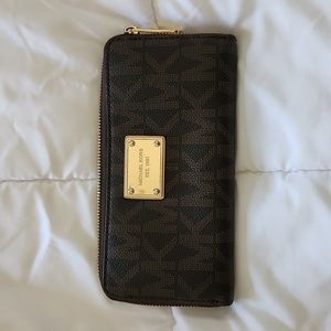 Michael kors Brown long wallet zip closure